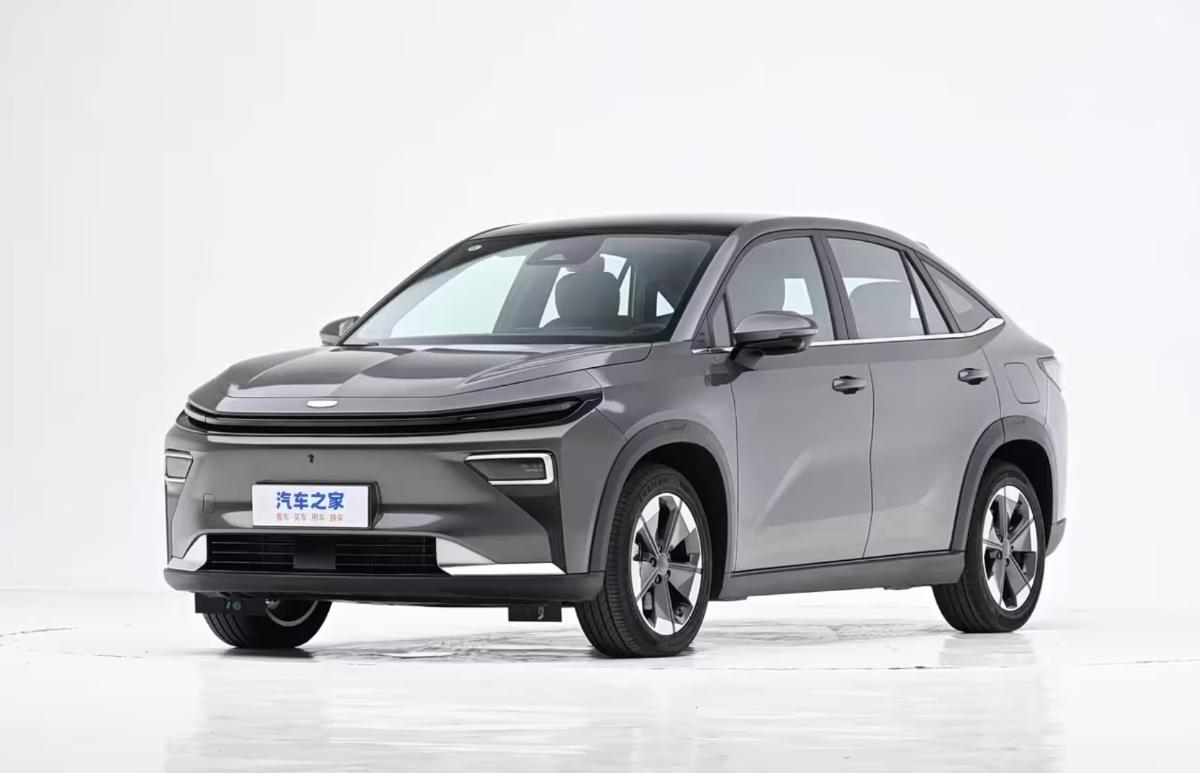 Новый Geely Atlas  стал гибридом с запасом хода 1525 км