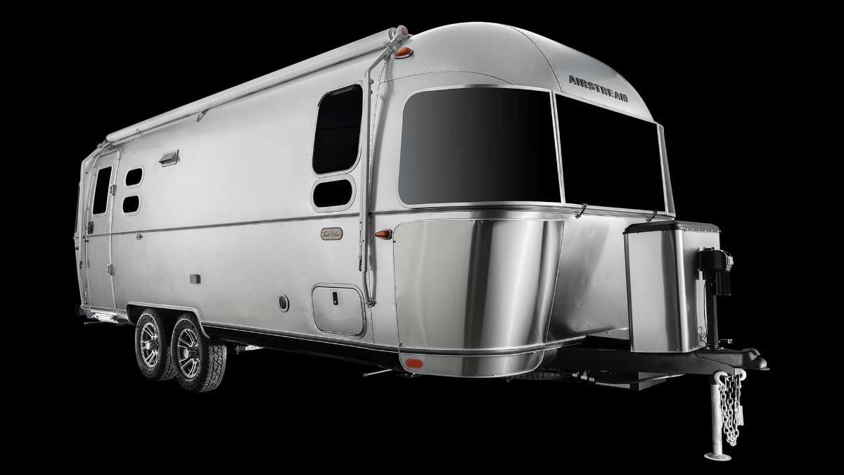 Туристический прицеп от Airstream получил большие батареи и стоит 12 млн.руб.