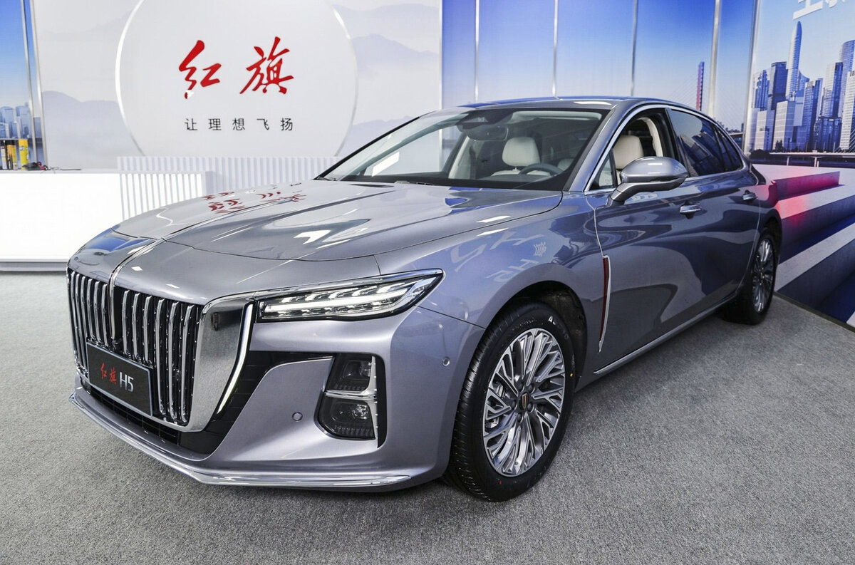 Эксперты «За рулем» организовали тест-драйв для нового седана Hongqi H5 за 4,7 млн рублей