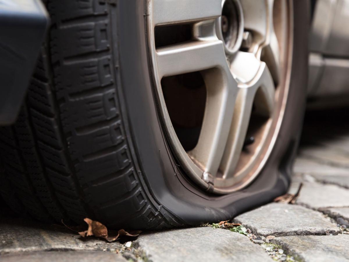 Автосайт «За рулем» сообщил, почему у кроссоверов по всему миру спускают шины
