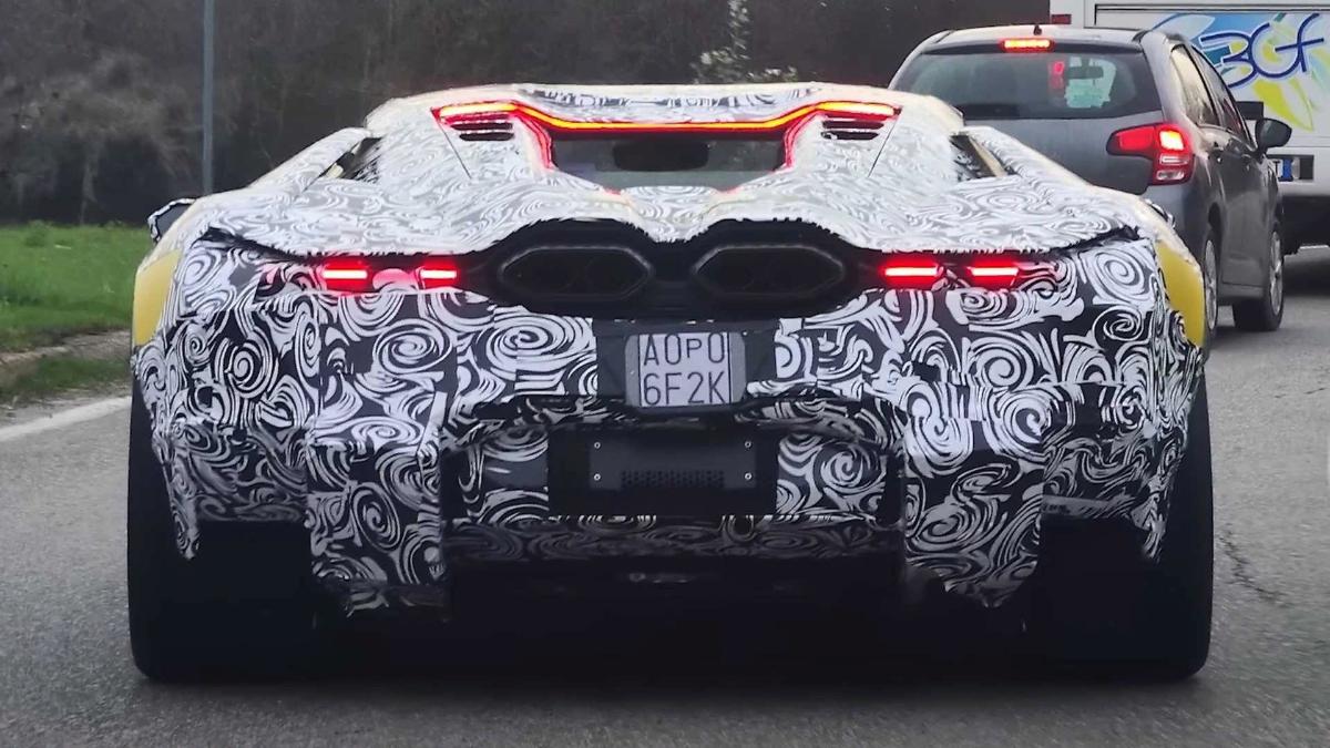 Компания Lamborghini тестирует свой новый суперкар с мощным V12 