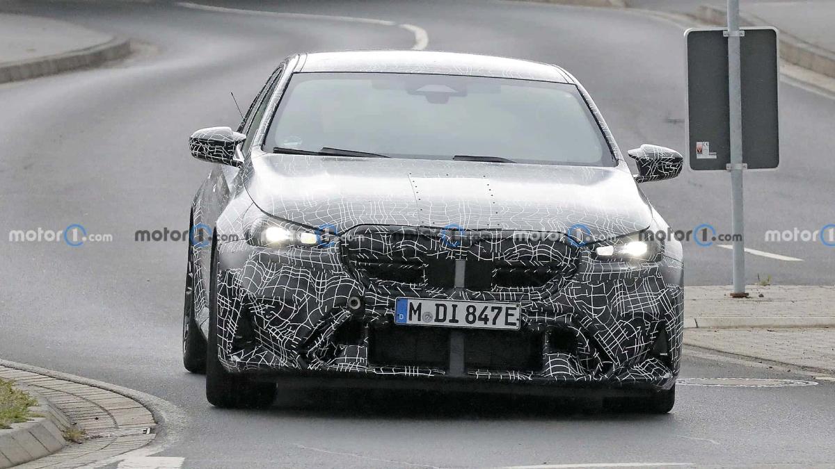 "Заряженный" седан BMW M5 следующего поколения замечен на Нюрбургринге