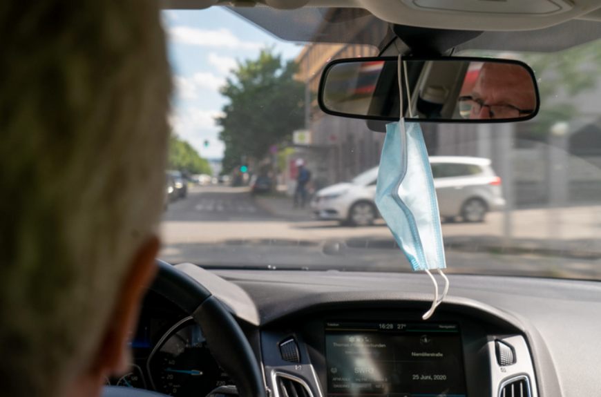 Почему опасно вешать медицинскую маску на салонное зеркало авто