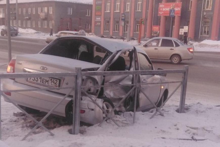 В Кемерово после ДТП "Лада" вылетела на тротуар