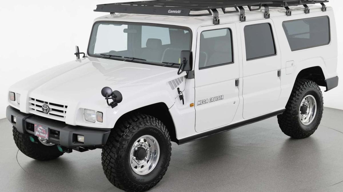 На аукционе продается японская версия Hummer H1 от Toyota 