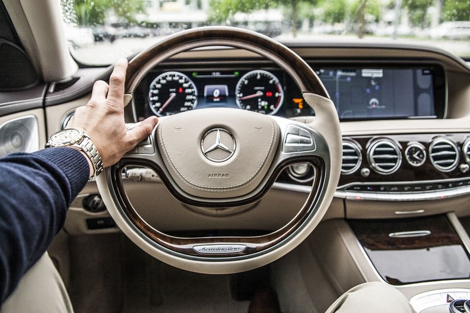 Компания Mercedes-Benz подняла цены на большинство своих моделей в России