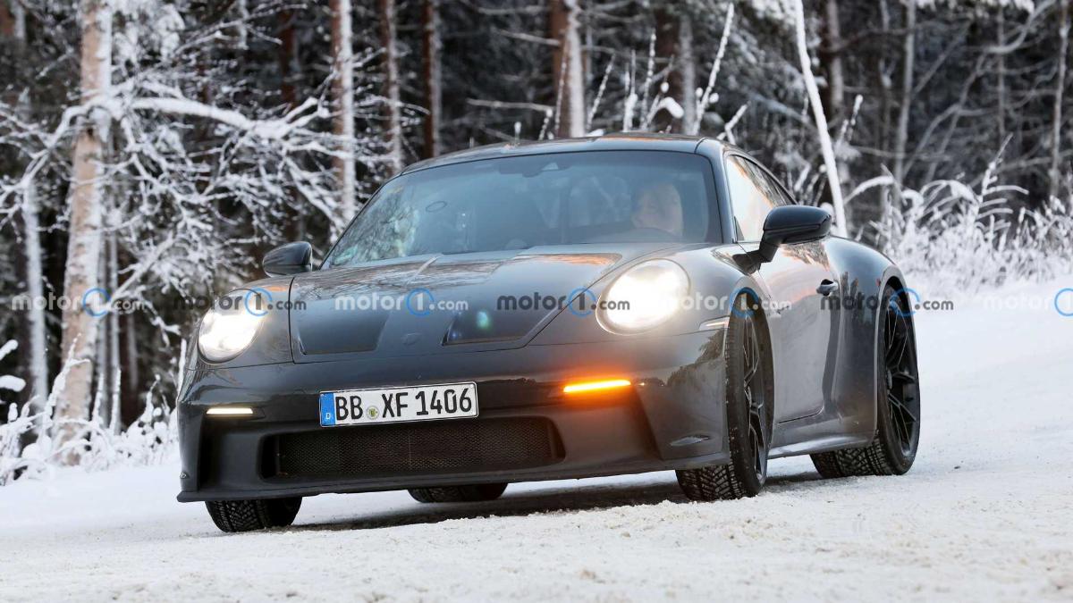 Компания Porsche тестирует прототип Porsche 911 ST Heritage на Нюрбургринге