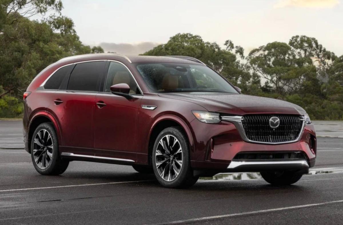 Новые Mazda CX-90 все еще продают со скидкой больше ₽1 млн: что есть у дилеров РФ