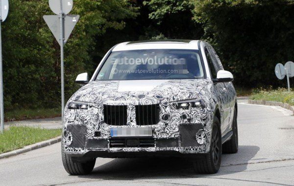 Новый флагман BMW X7 замечен с серийной оптикой	