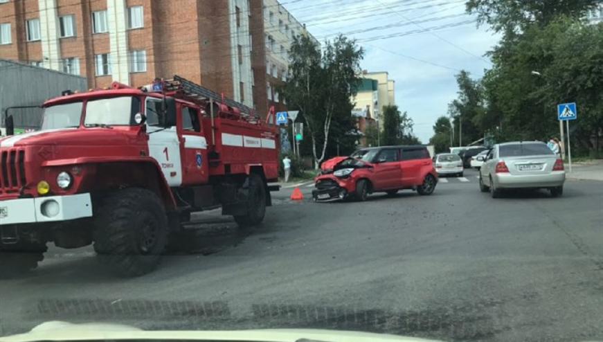 В Томске пожарный автомобиль угодил в аварию