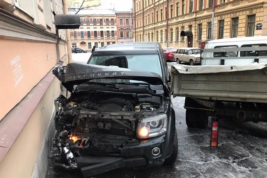 В Петербурге авто-леди спровоцировала аварию с семью машинами