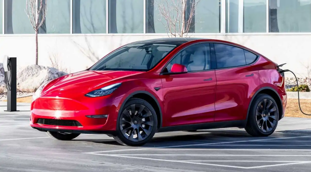 Tesla продолжает доминировать в продажах автомобилей класса люкс в США
