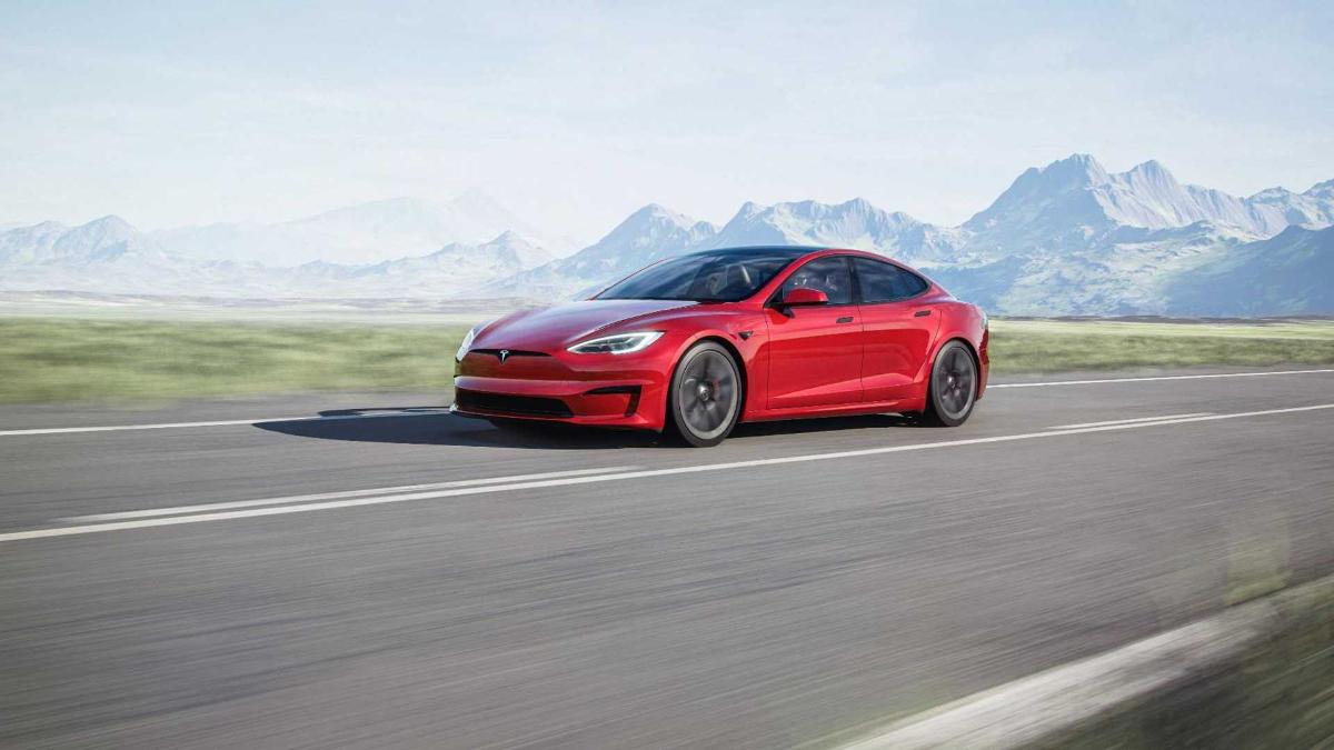 Покупатель новой Tesla Model S Plaid показал отвратительное качество сборки автомобиля