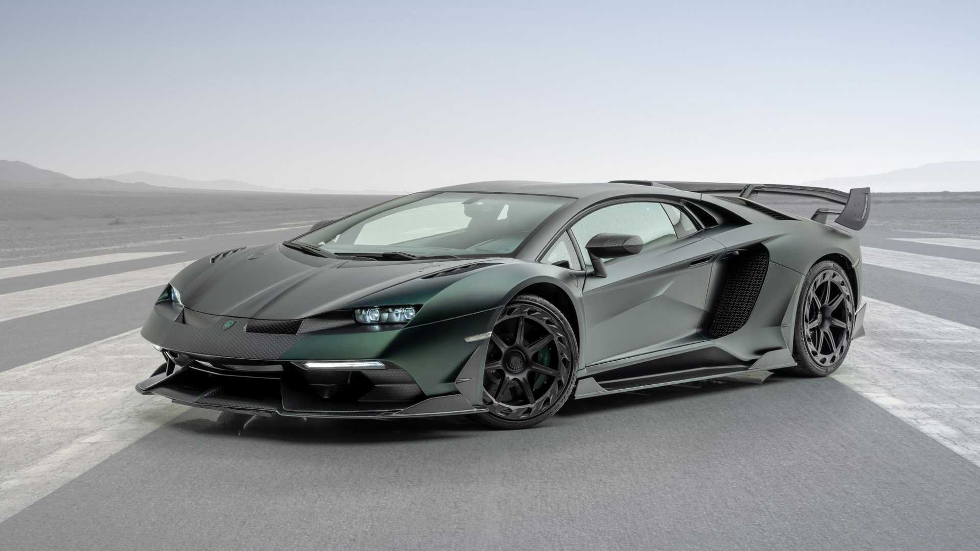 Lamborghini Aventador получил новые фары и расширенный кузов