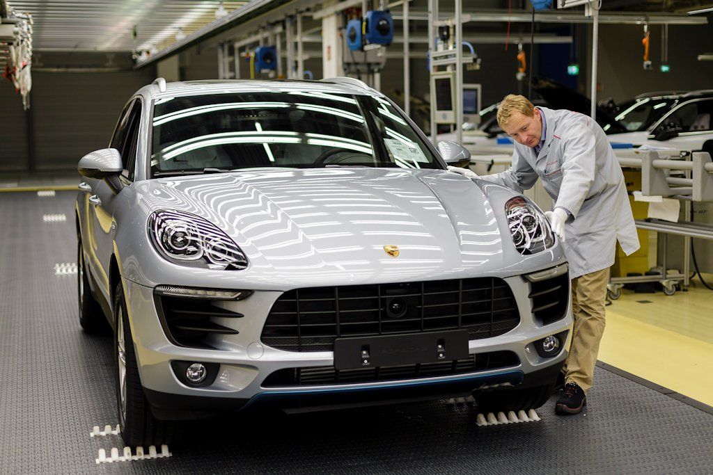 В Германии стартовал выпуск серийных кроссоверов Porsche Macan новой генерации