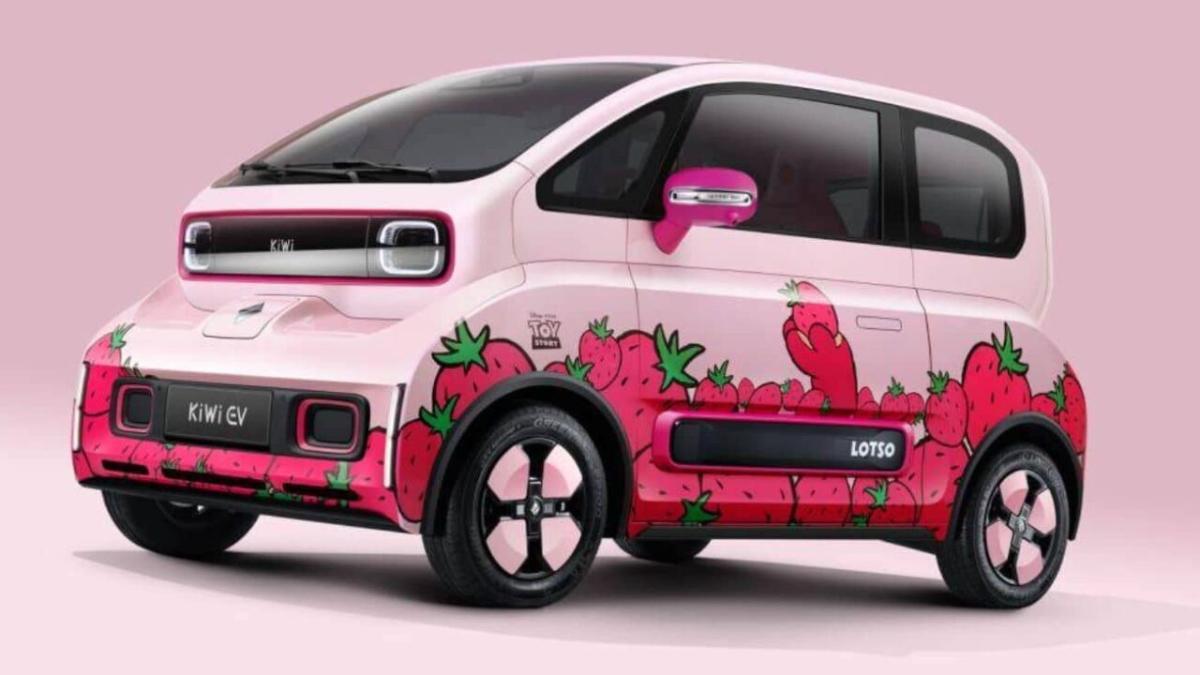 В КНР представлен созданный по мотивам мультфильма ярко-розовый электромобиль KiWi EV