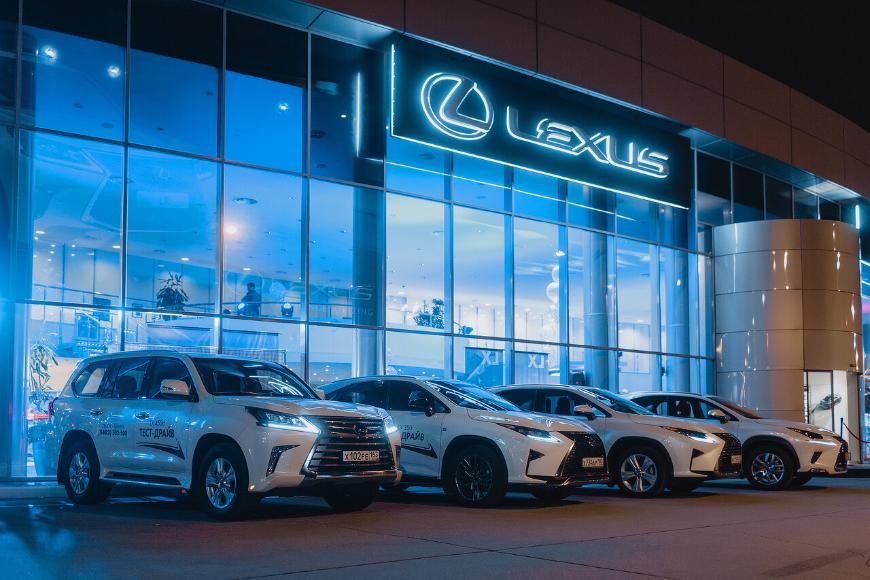 Lexus скорректировал цены на свои автомобили в России