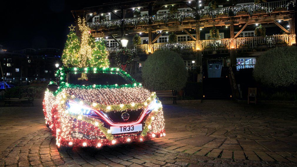 Из Nissan Leaf сделали «рождественскую елку»