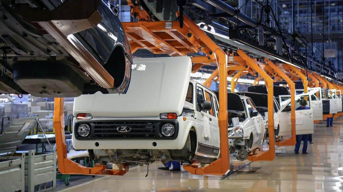 Росстат: производство легковых автомашин в РФ выросло на 58,4% в октябре 2023 года