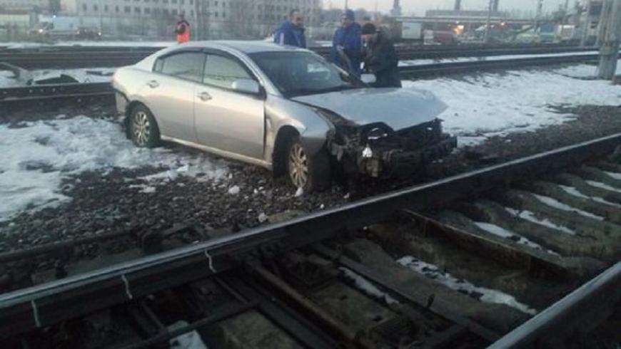 В Невском районе Петербурга иномарка оказалась на железной дороге