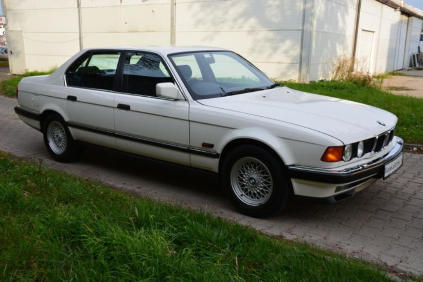BMW 7-Series 1992 года почти без пробега выставили на продажу