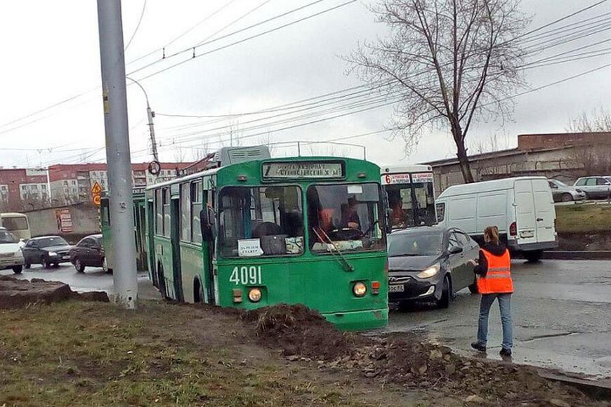 Дтп с троллейбусом. Троллейбус Новосибирск. ДТП произошедшие с троллейбусами в Екатеринбурге. Столкновение двух троллейбусов в Новосибирске.