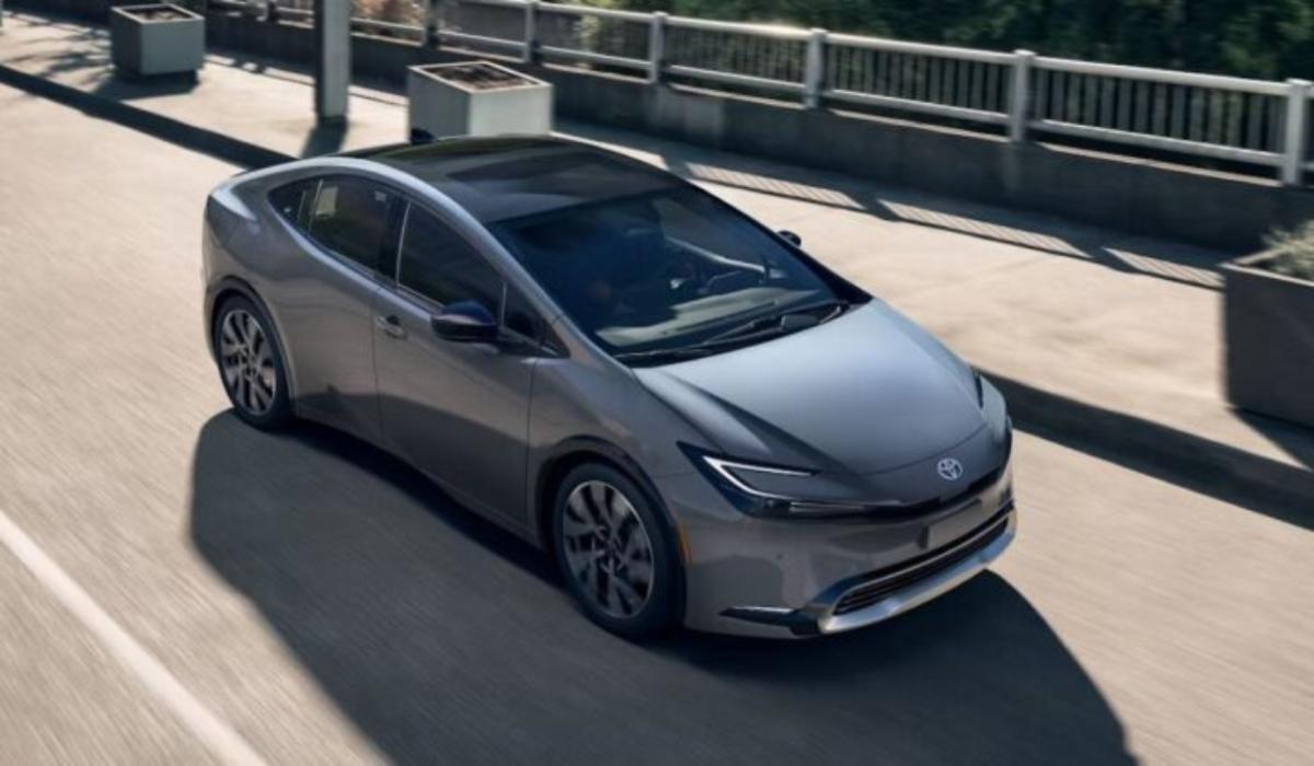 Toyota представила обновленный Prius 2025 года. Авто сняли на фото