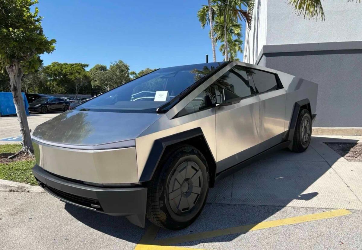 Tesla Cybertruck 2026: столичный дилер выставил на продажу электропикап с новым дизайном интерьера Tactical Grey
