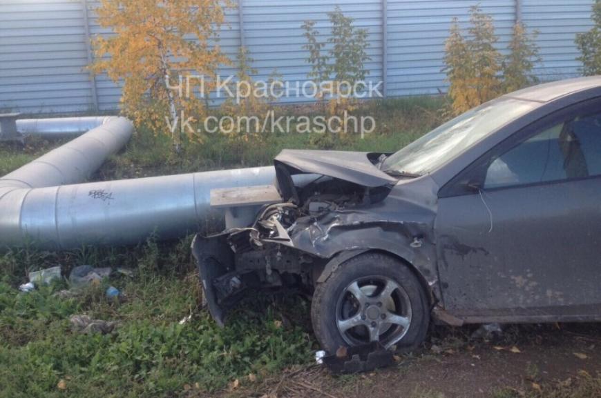 В Красноярске автомобиль после ДТП снес трубопровод