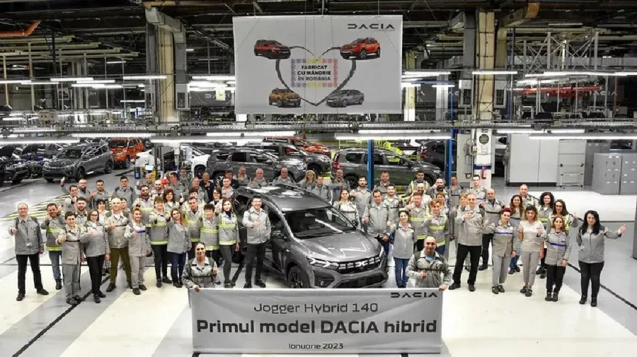 Компания Dacia отправила в производство первый гибрид Dacia Jogger