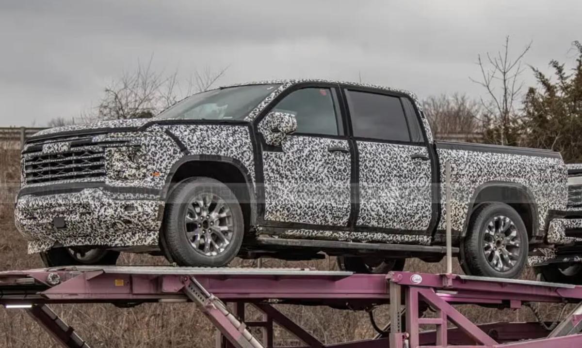 Серийный Chevrolet Silverado 1500 нового поколения частично раскрыли на шпионских фото