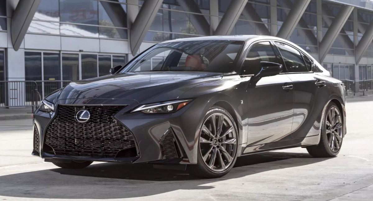 Lexus IS 2024 года станет дороже и получит новые дизайн-пакеты