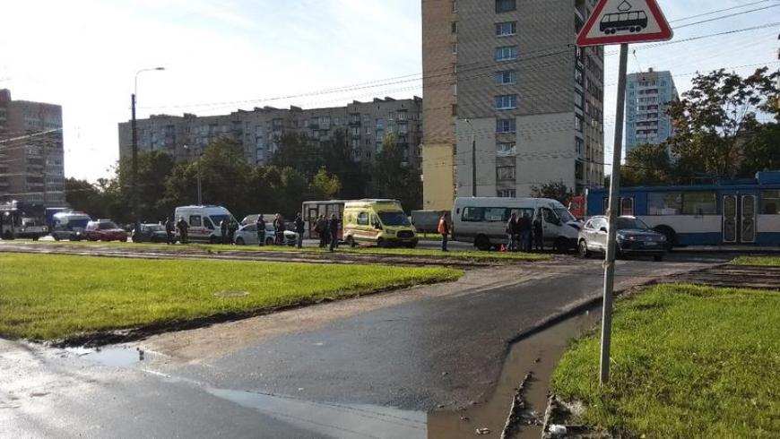 В Петербурге произошло крупное ДТП с троллейбусом