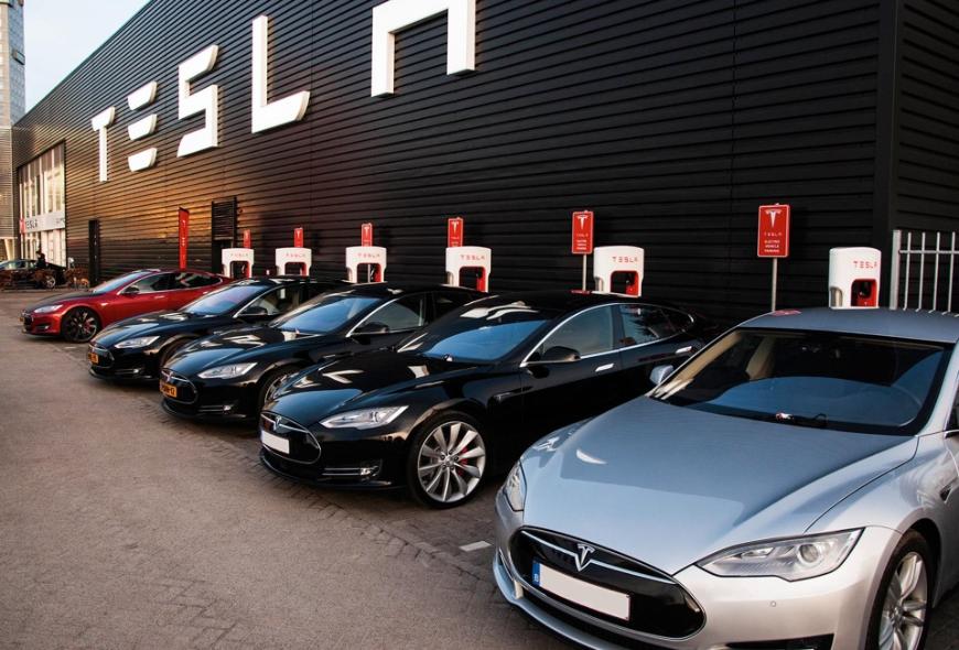 Компания Tesla перейдёт на более долговечные безникелевые батареи  