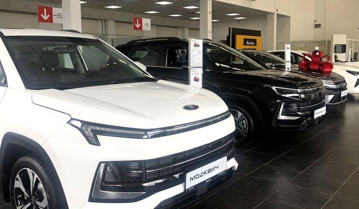 Москвич-5 прибыл к дилерам: цены от ₽ 2 млн и две версии комплектации, старт продаж пока не объявлен