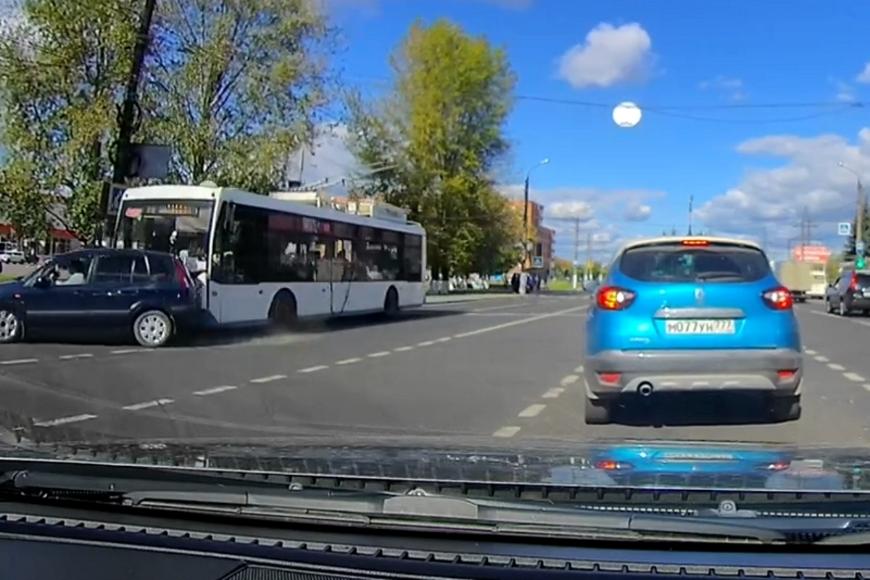 В Твери легковушка подрезала троллейбус