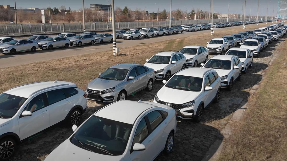 Белые некомплектные LADA Vesta NG успели пожелтеть на парковке в ожидании деталей