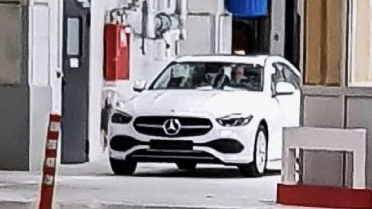 Новый Mercedes-Benz C-Class заметили без камуфляжа