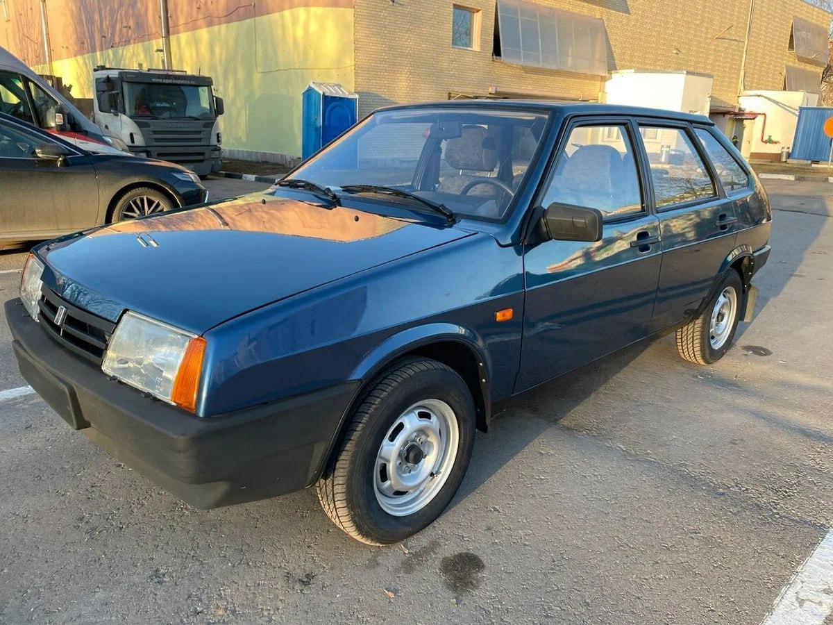 В Москве продают «девятку» за баснословные деньги: в ней нет даже магнитолы и стеклоподьемников – за что же продавец просит 1,65 миллиона рублей