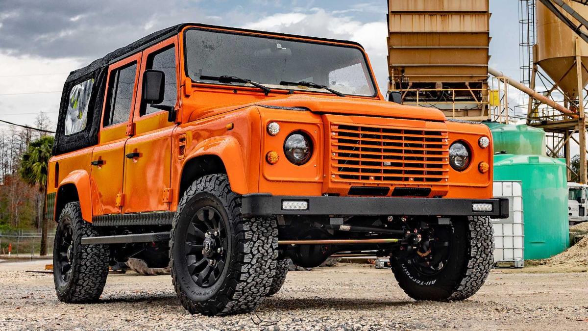 Ателье ECD представило классический Land Rover Defender с ярко оранжевым кузовом?