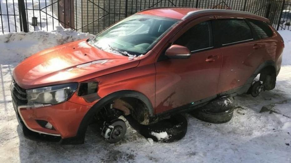Lada Vesta SW Cross стала жертвой вандальской кражи колес