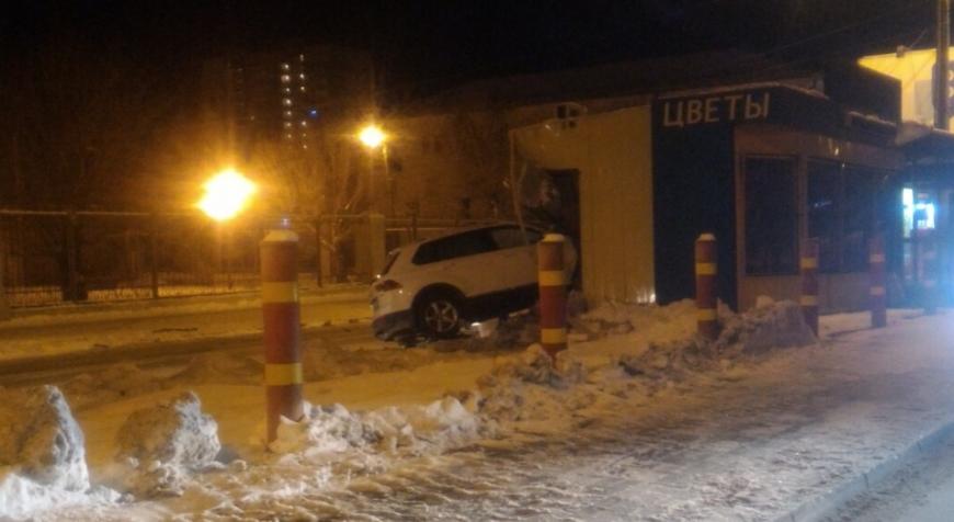 В Челябинске в цветочный киоск врезался Volkswagen 