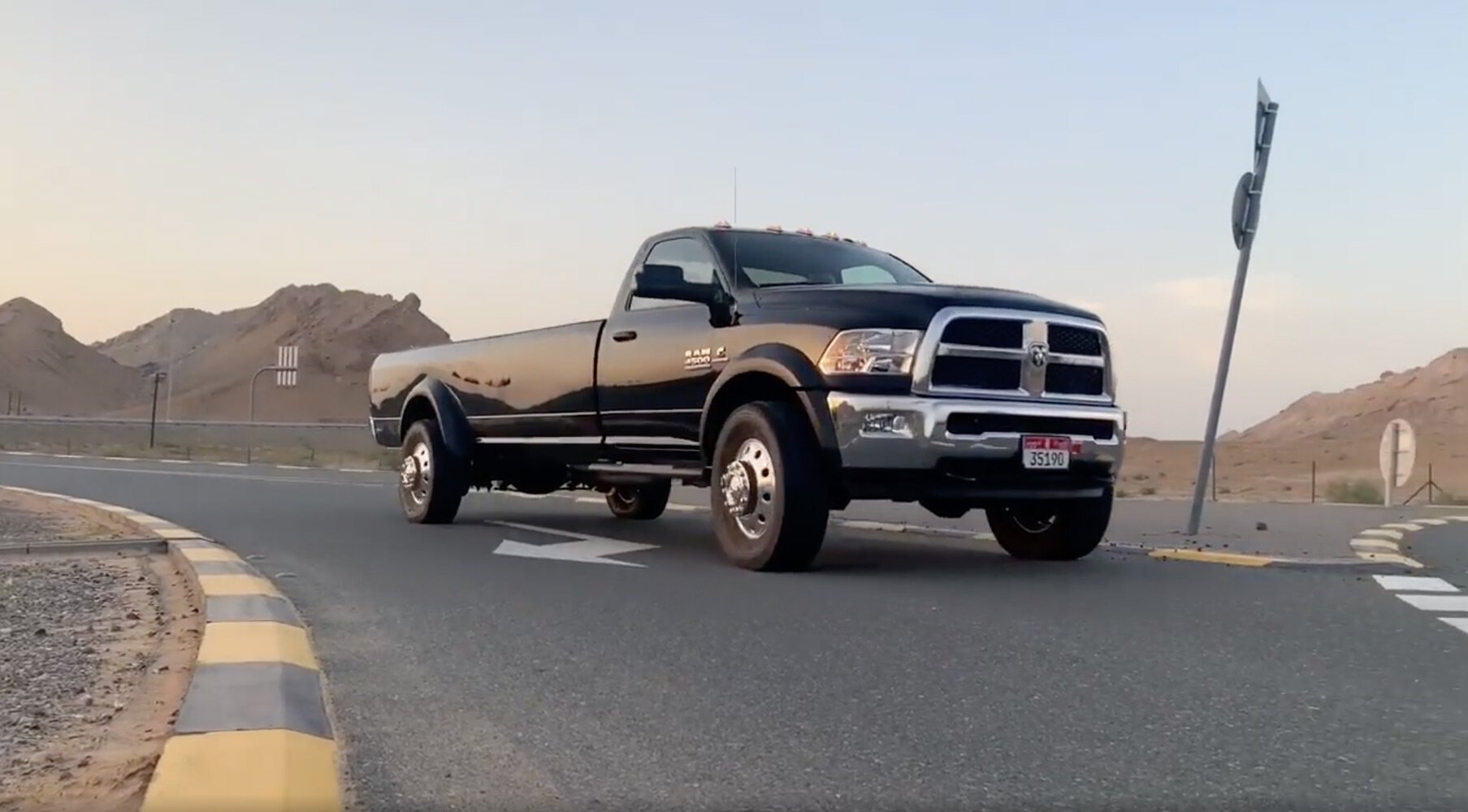 В ОАЭ показали длинный Dodge Ram 4500 с бассейном в кузове