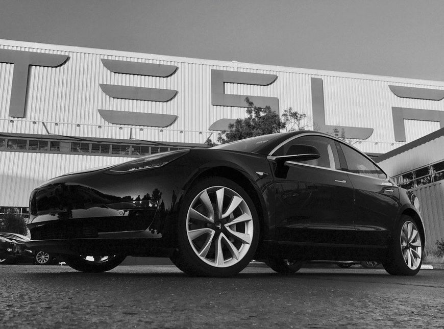 Tesla Model S загорелся во время движения: пожар не вызван ДТП