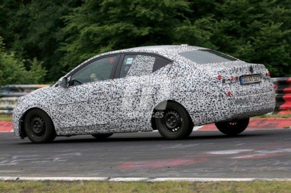 Немецкий Opel тестирует новую версию седана Corsa 