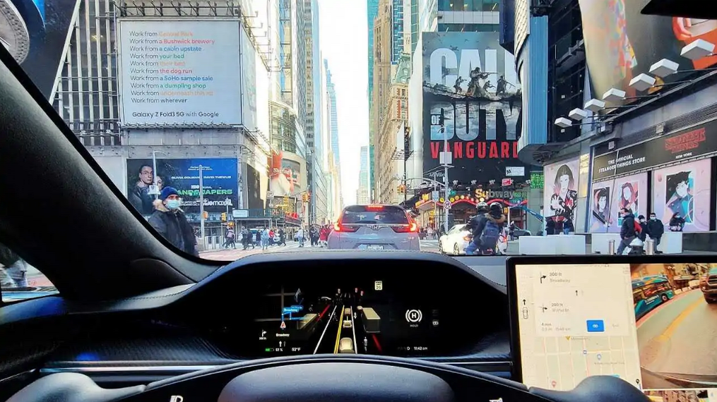 Tesla внедряет бета-версию полностью автономной системы вождения