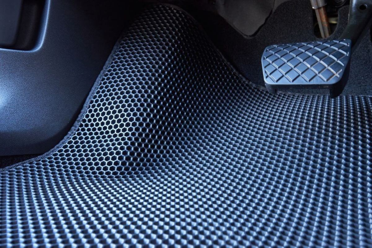 Коврик больше не сползает: Гениальный лайфхак за копейки, который спасет нервную систему