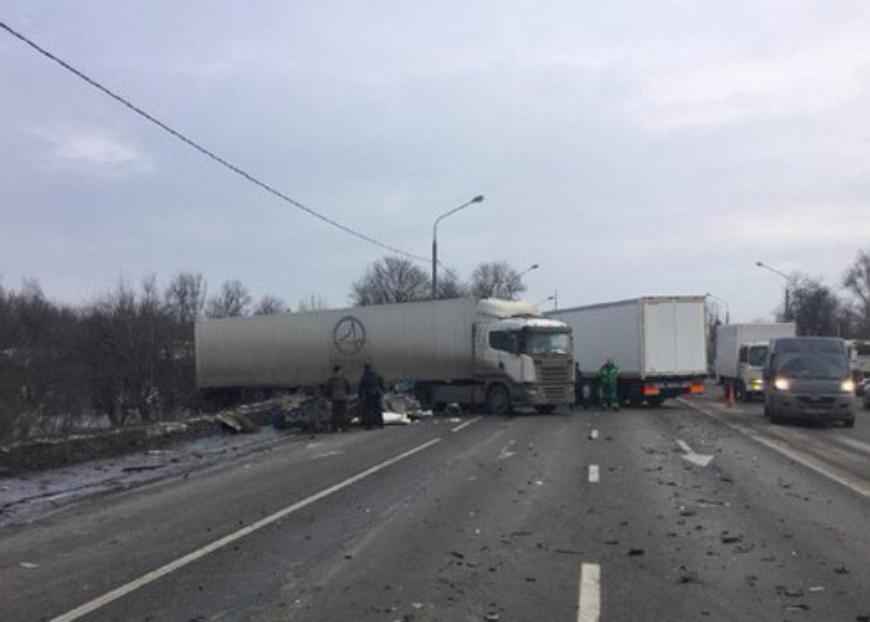 В Москве затрудненно движение из-за аварии на шоссе