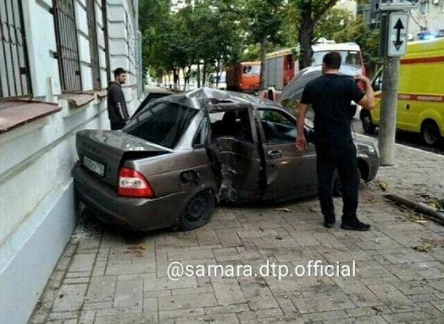 В Ленинском районе Самары автомобиль врезался в дерево