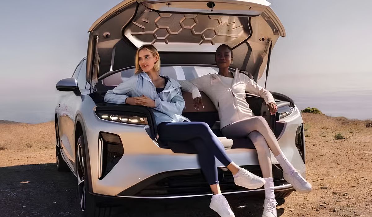 Porsche превращает передний багажник электрокара в роскошный диван - уникальный патент